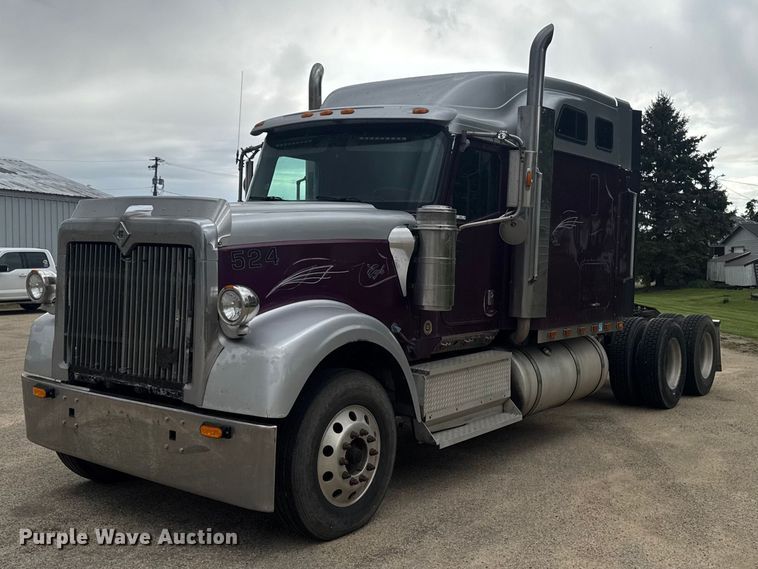 2000 International 9900i semi truck - ER0483