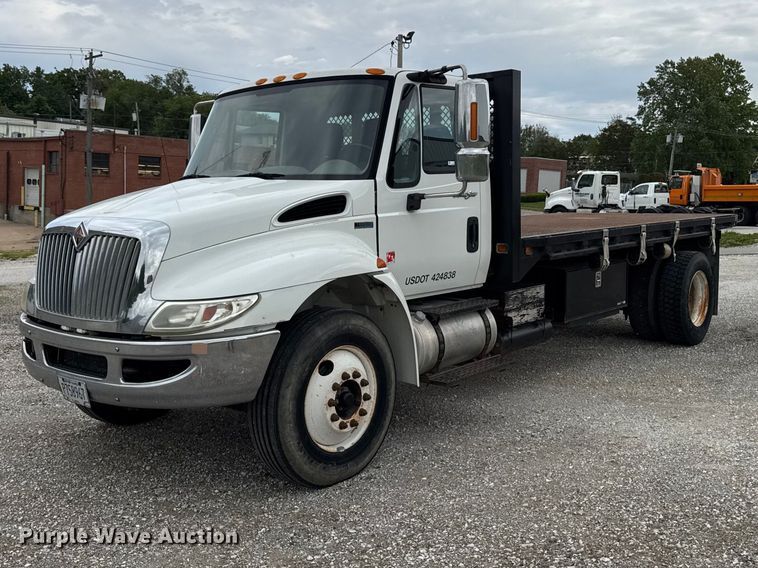 2011 International 4300 flatbed truck - ER0491