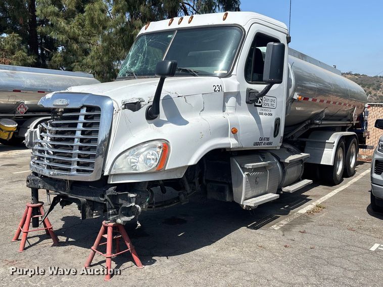 2015 Freightliner Cascadia fuel truck - ER7561