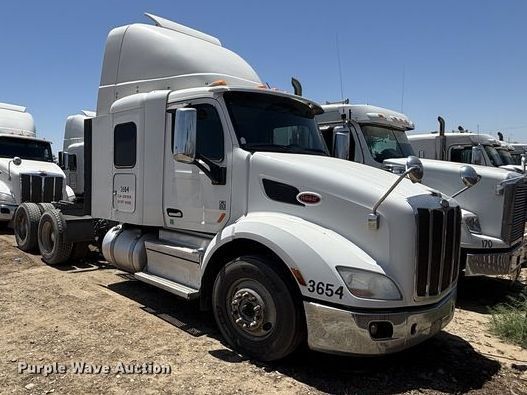 2019 Peterbilt 579 semi truck - ER7572