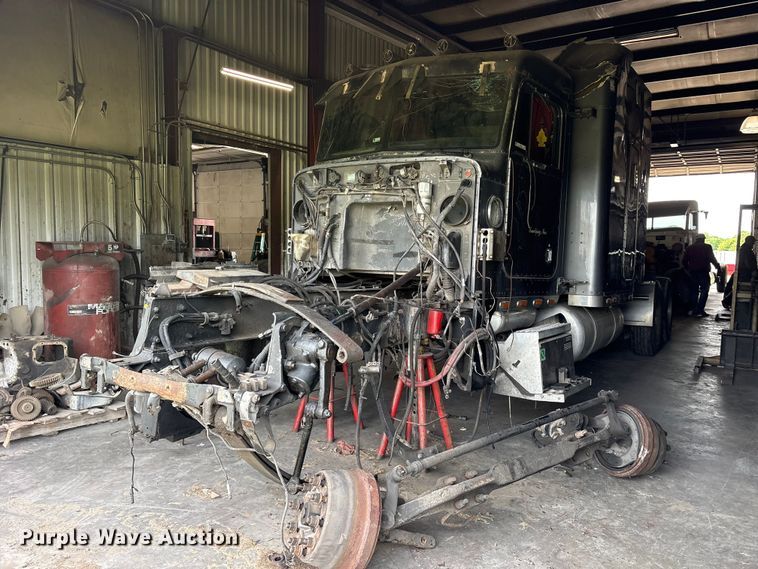 2001 Peterbilt 379 semi truck - ET2058