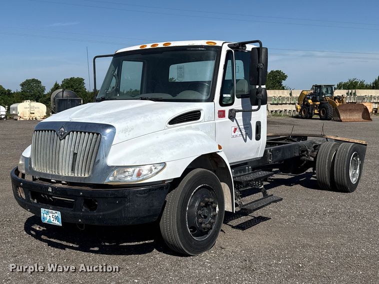 2007 International 4300 truck cab and chassis - ET6120