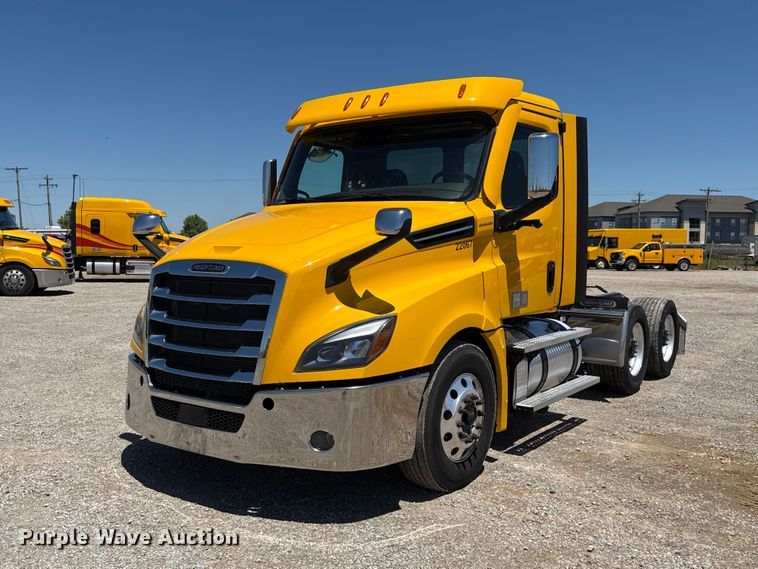 2022 Freightliner Cascadia 126 semi truck - ET6132