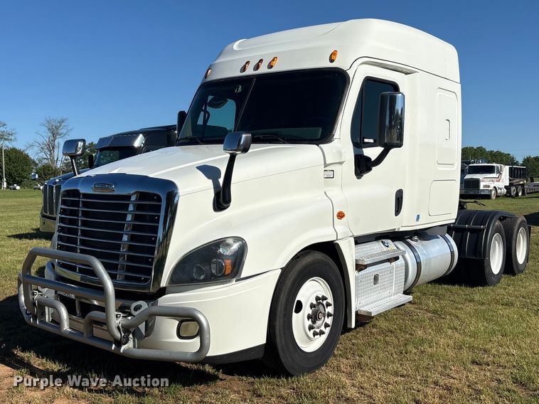 2015 Freightliner Cascadia semi truck - EU5571