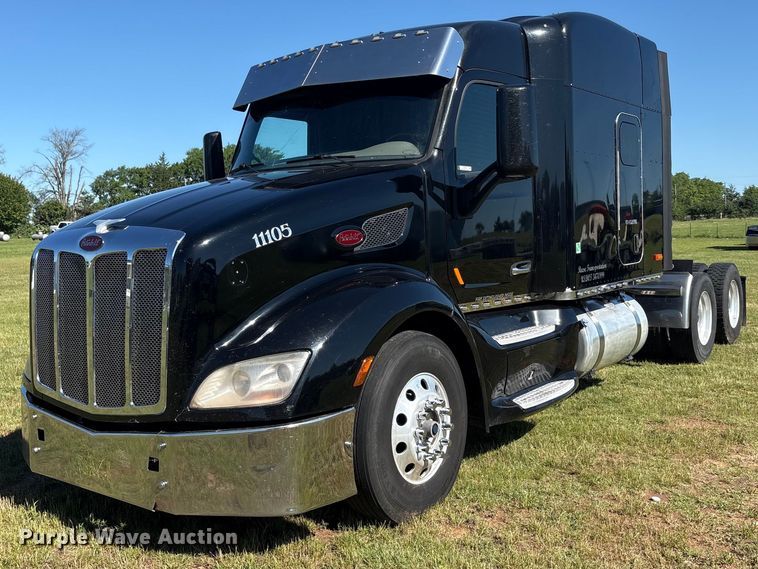 2017 Peterbilt 579 semi truck - EU5572