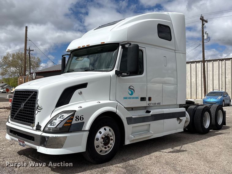 2005 Volvo VNL semi truck - EU8651