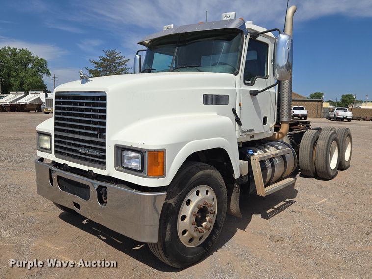 2011 Mack CHU613 semi truck - EW0101