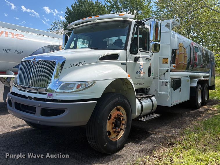 2011 International 4400 fuel truck - EW2078
