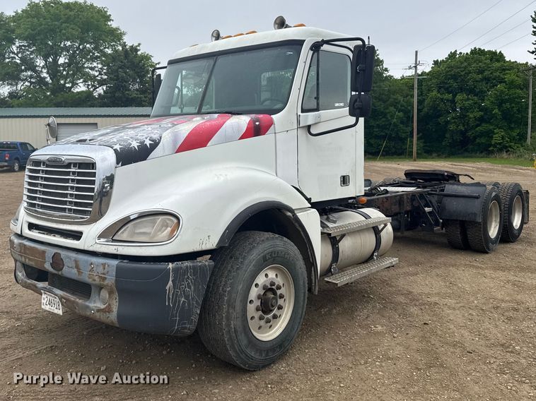 2006 Freightliner Columbia 120 semi truck - FB7327