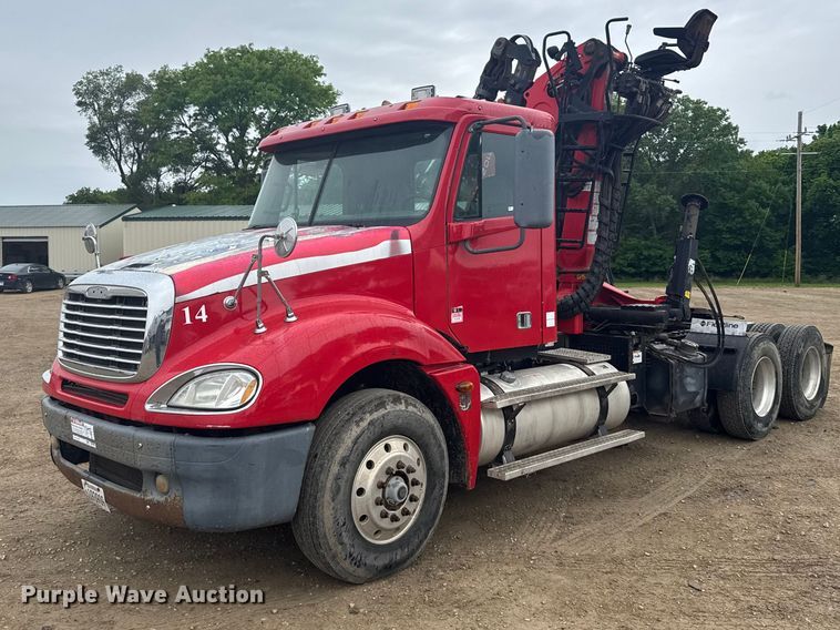 2005 Freightliner Columbia 120 crane truck - FB7328