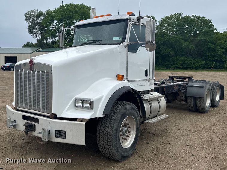 2009 Kenworth T800 semi truck - FB7330