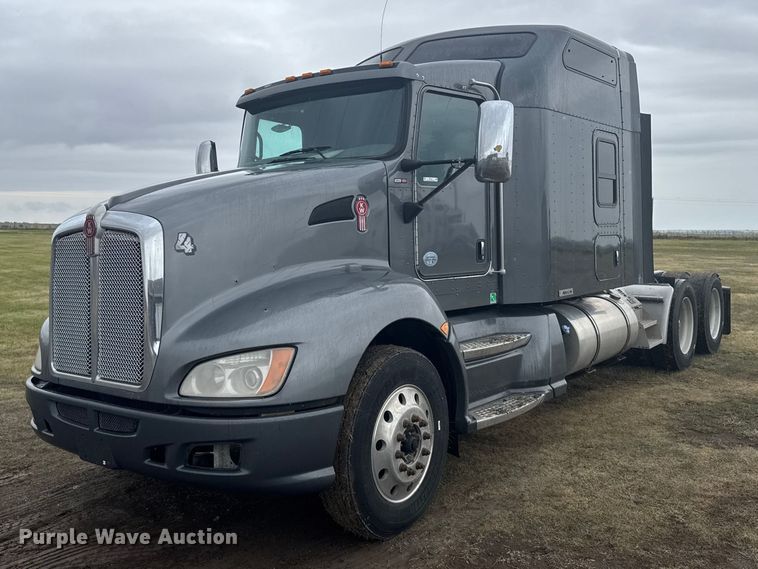 2014 Kenworth T660 semi truck - FB7331