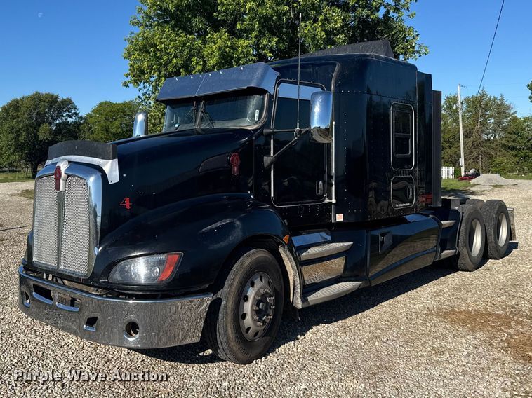 2017 Kenworth T660 semi truck - FB7351