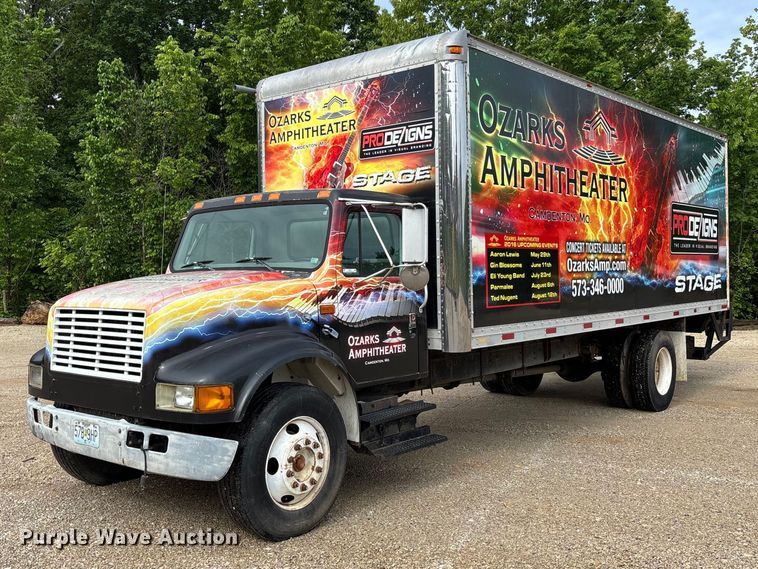 2000 International 4700 box truck - FC5673