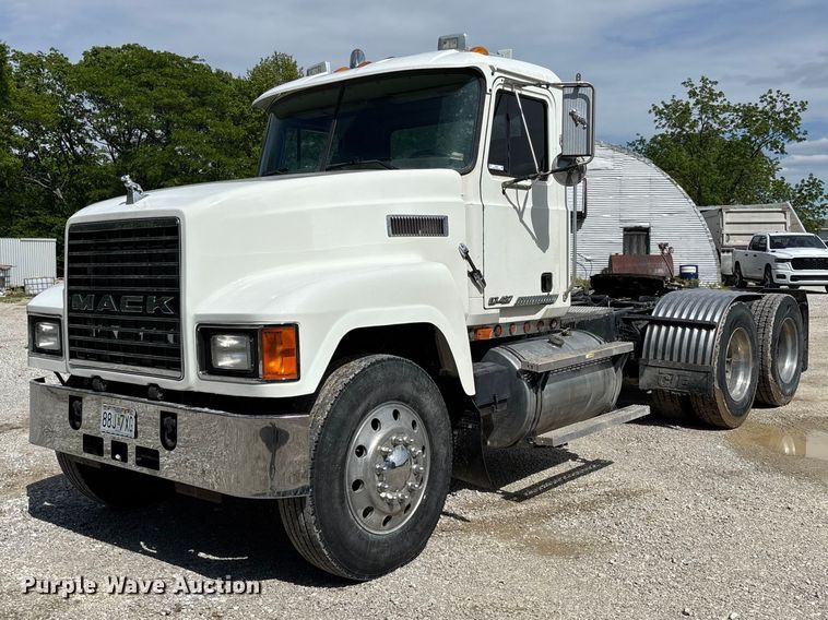 2001 Mack CH613 semi truck - FC5678