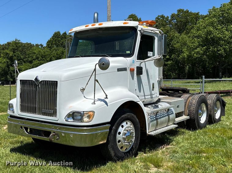 2001 International 9200i semi truck - FG0351
