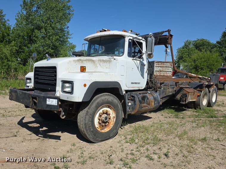 1994 Mack RD690S roll-off container truck - FH6024