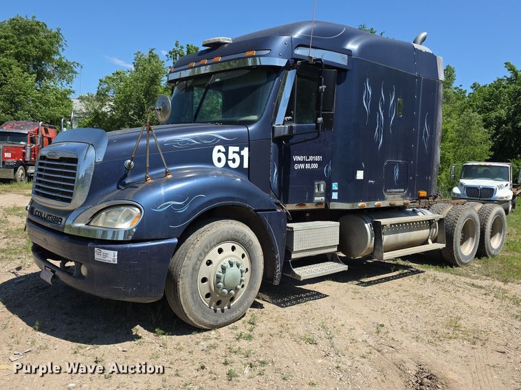 2002 Freightliner Columbia semi truck - FH6027