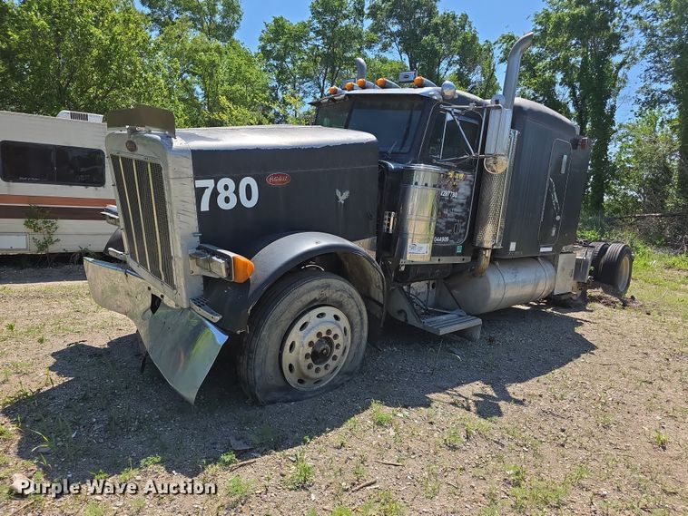 1990 Peterbilt 379 semi truck - FH6028
