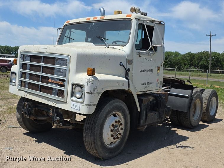 1988 International F2275 semi truck - FH6031