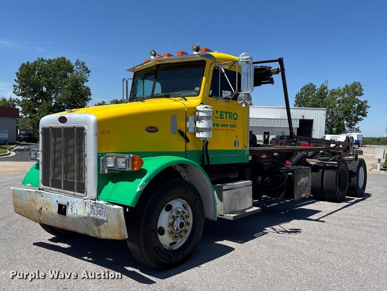 2002 Peterbilt 357 roll-off container truck - FH7111