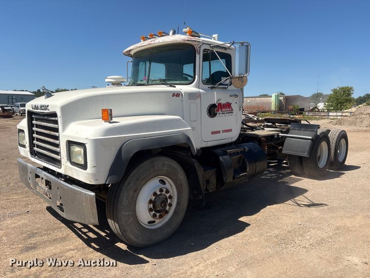 2001 Mack RD6 semi truck - FI0173