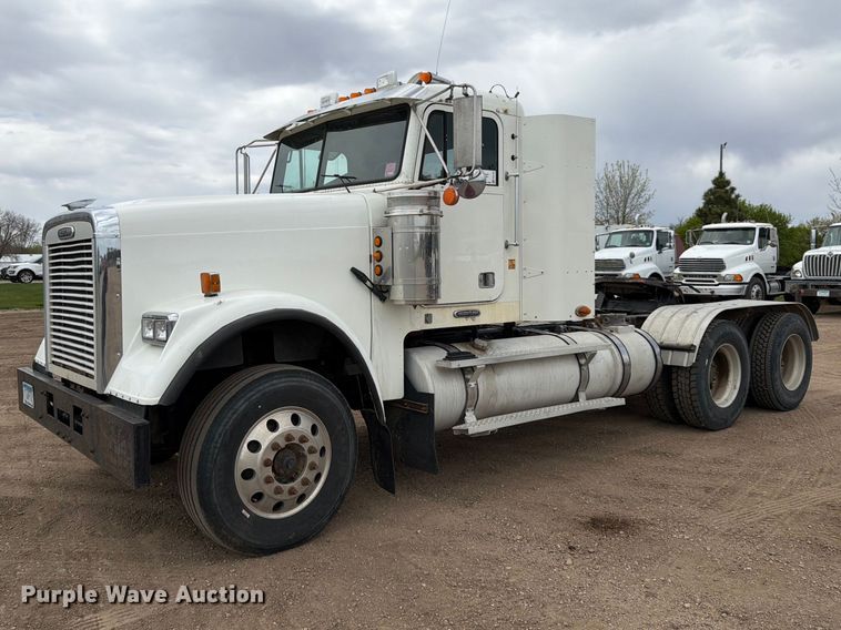 2010 Freightliner FLD120 semi truck - FK0162