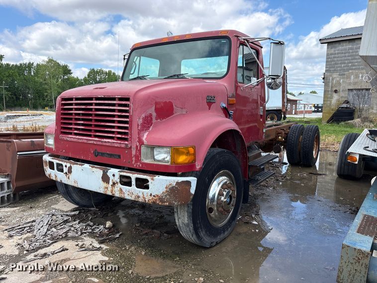 2000 International 4900 truck cab and chassis - FK1428