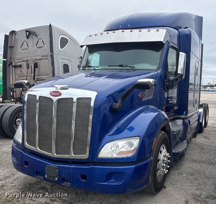 2019 Peterbilt 579 semi truck - YA1626