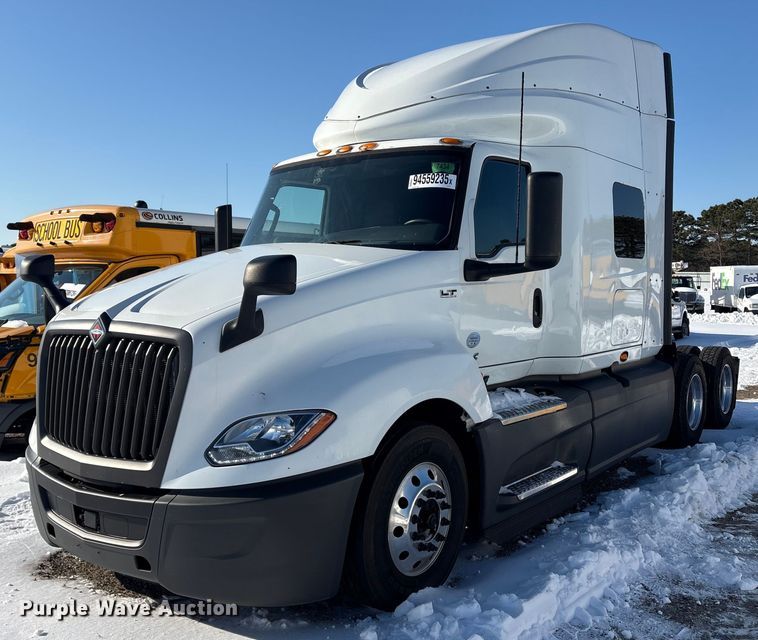 2019 International LT625 semi truck - YA1668