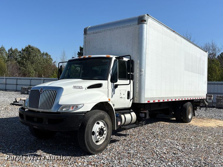 2018 International 4300 box truck - YA1921