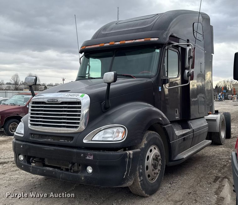 2003 Freightliner Columbia semi truck - YA2079