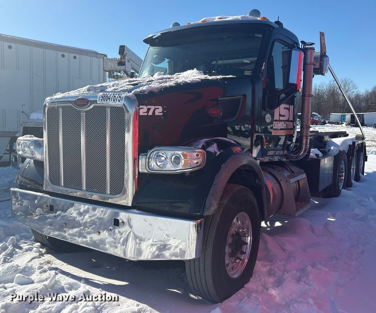 2021 Peterbilt 567 roll-off container truck - YA2179