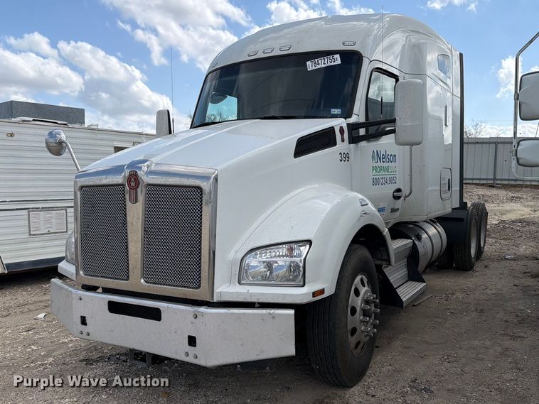 2022 Kenworth T880 semi truck - YA2741
