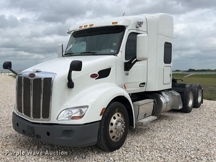 2019 Peterbilt 579  semi truck - YA2940