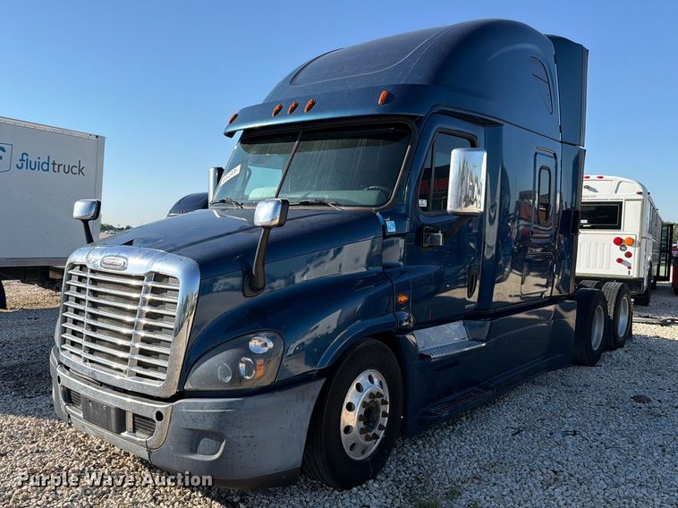 2017 Freightliner Cascadia semi truck - YA3091