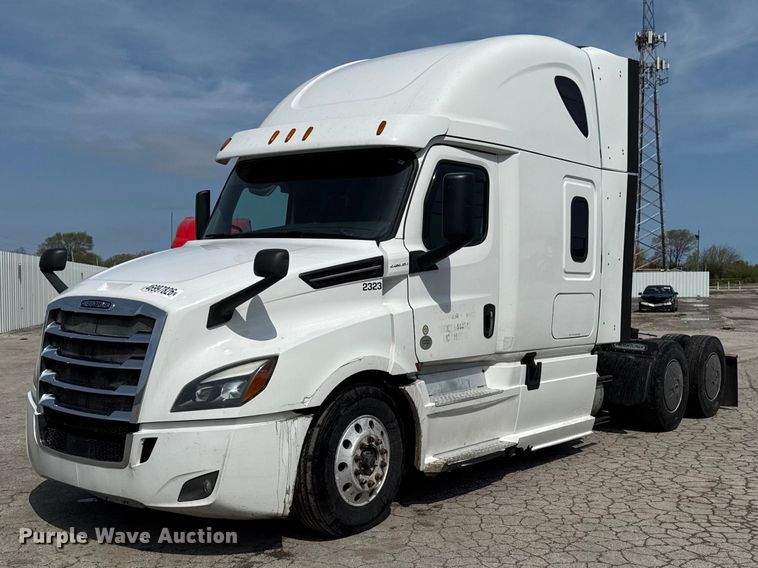 2019 Freightliner Cascadia semi truck - YA3215