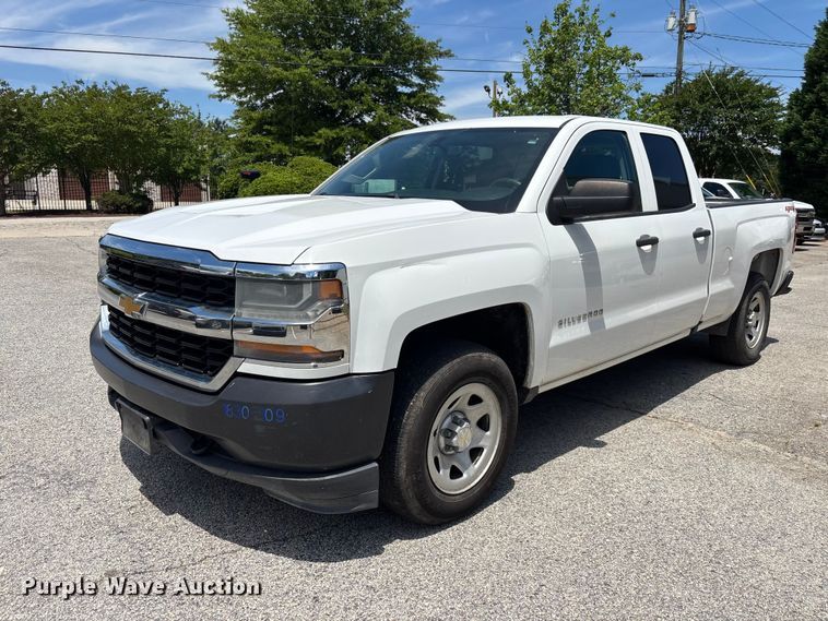 2018 Chevrolet Silverado 1500 Crew Cab pickup truck - DU6271