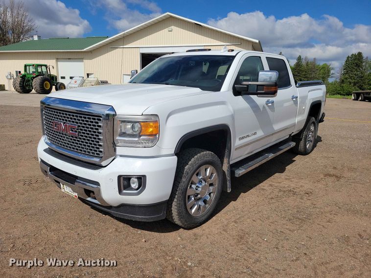 2016 GMC Sierra Denali Crew Cab pickup truck - DZ7160