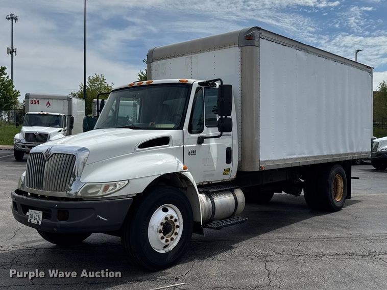 2005 International 4300 box truck - EA2333