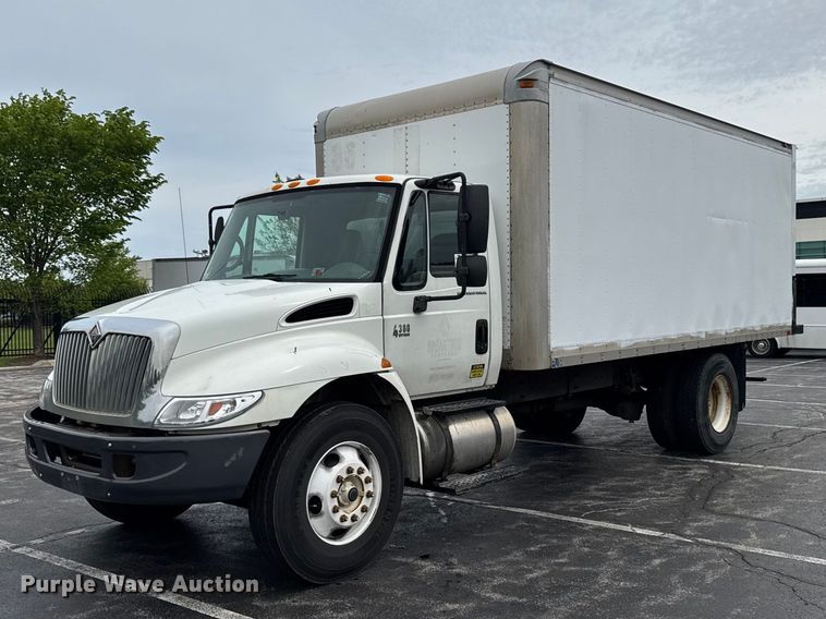 2005 International 4300 box truck - EA2335
