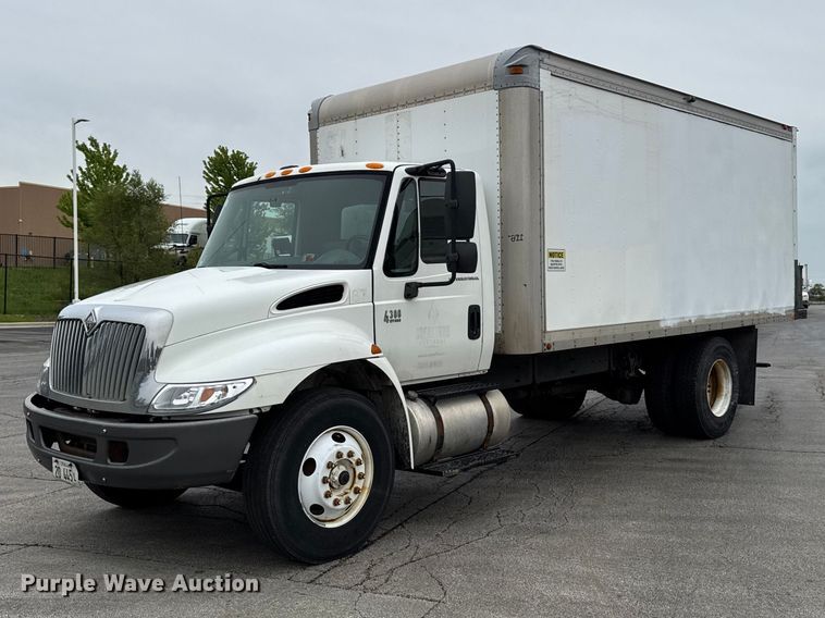 2005 International 4300 box truck - EA2337