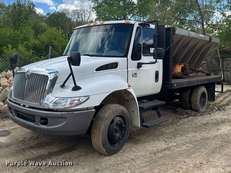 2004 International 4200 flatbed truck - EA2364