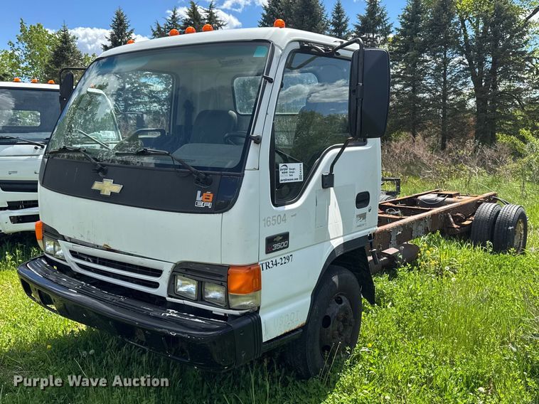 2005 Chevrolet W3500 truck cab and chassis - EA2370