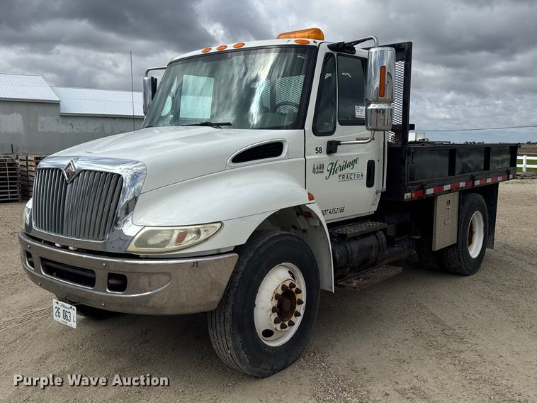 2003 International 4400 flatbed truck - EA2373