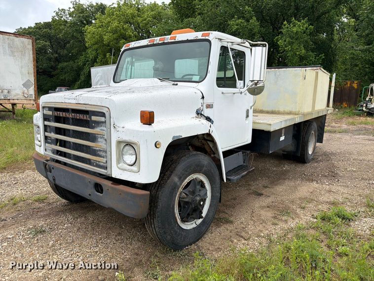 1984 International 1754 flatbed truck - EA4905