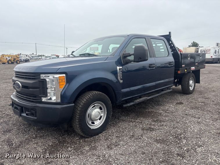 2017 Ford F250 Super Duty Crew Cab flatbed pickup truck - EG9107
