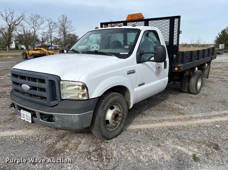 2006 Ford F350 Super Duty XL flatbed pickup truck - EM0083