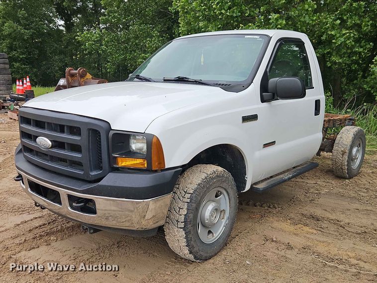 2006 Ford F250 Super Duty XL pickup truck cab and chassis - EO7388