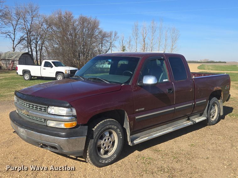 2002 Chevrolet Silverado 1500 Ext. Cab pickup truck - ER1558